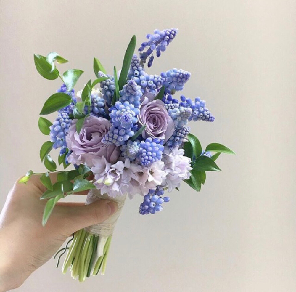 蓝紫色系新娘手捧花