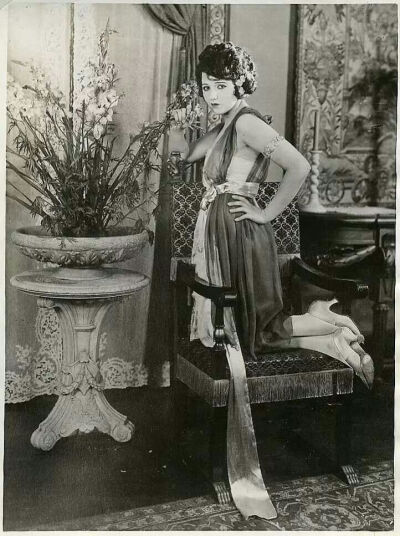 贝比丹尼尔斯
Bebe Daniels 1901-1971年
美国默片女演员