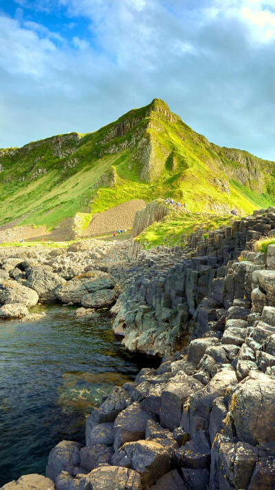 北爱尔兰素有绿王国之称，广袤无垠的绿色草原和数不清的山峦河流勾勒出绝美风光。