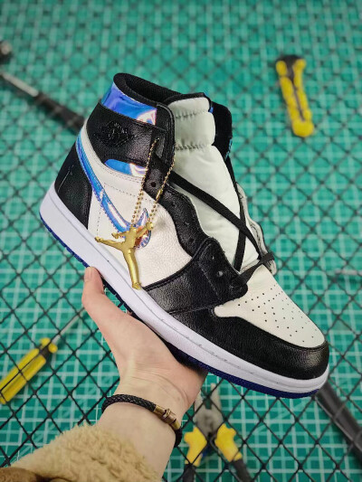 新配色“白黑海军蓝”
唐人馆#乔丹系列
乔丹飞人 Air Jordan 1 JTH NRG Tinker AJ1乔1
