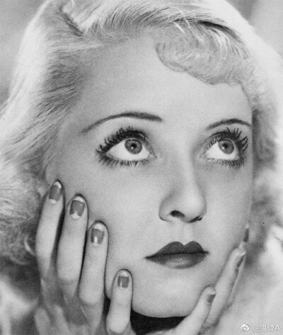 「贝蒂·戴维斯 」Bette Davis
#艺术哲人##Vintage##贝蒂·戴维斯##复古# 美国三十年代的女演员，第一位得到10次奥斯卡最佳女主角提名的演员，也是第一位获得美国电影学会AFI终身成就奖的女演员