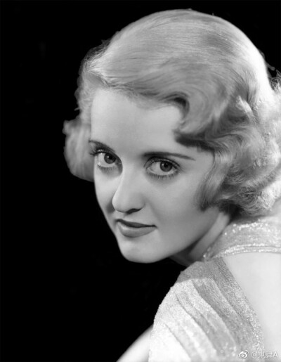 「贝蒂·戴维斯 」Bette Davis
#艺术哲人##Vintage##贝蒂·戴维斯##复古# 美国三十年代的女演员，第一位得到10次奥斯卡最佳女主角提名的演员，也是第一位获得美国电影学会AFI终身成就奖的女演员