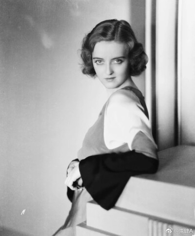 「贝蒂·戴维斯 」Bette Davis
#艺术哲人##Vintage##贝蒂·戴维斯##复古# 美国三十年代的女演员，第一位得到10次奥斯卡最佳女主角提名的演员，也是第一位获得美国电影学会AFI终身成就奖的女演员