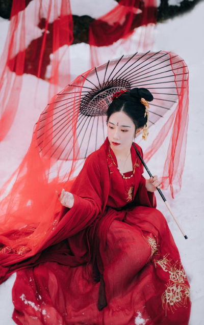 朱颜染尘
风雪驻佳人，千百娇媚。
出镜@一千零一梦-
摄影@一念一念之间 