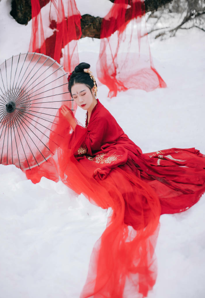 朱颜染尘
风雪驻佳人，千百娇媚。
出镜@一千零一梦-
摄影@一念一念之间 