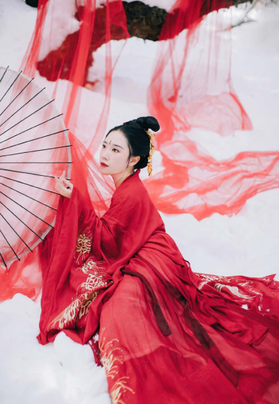 朱颜染尘
风雪驻佳人，千百娇媚。
出镜@一千零一梦-
摄影@一念一念之间 