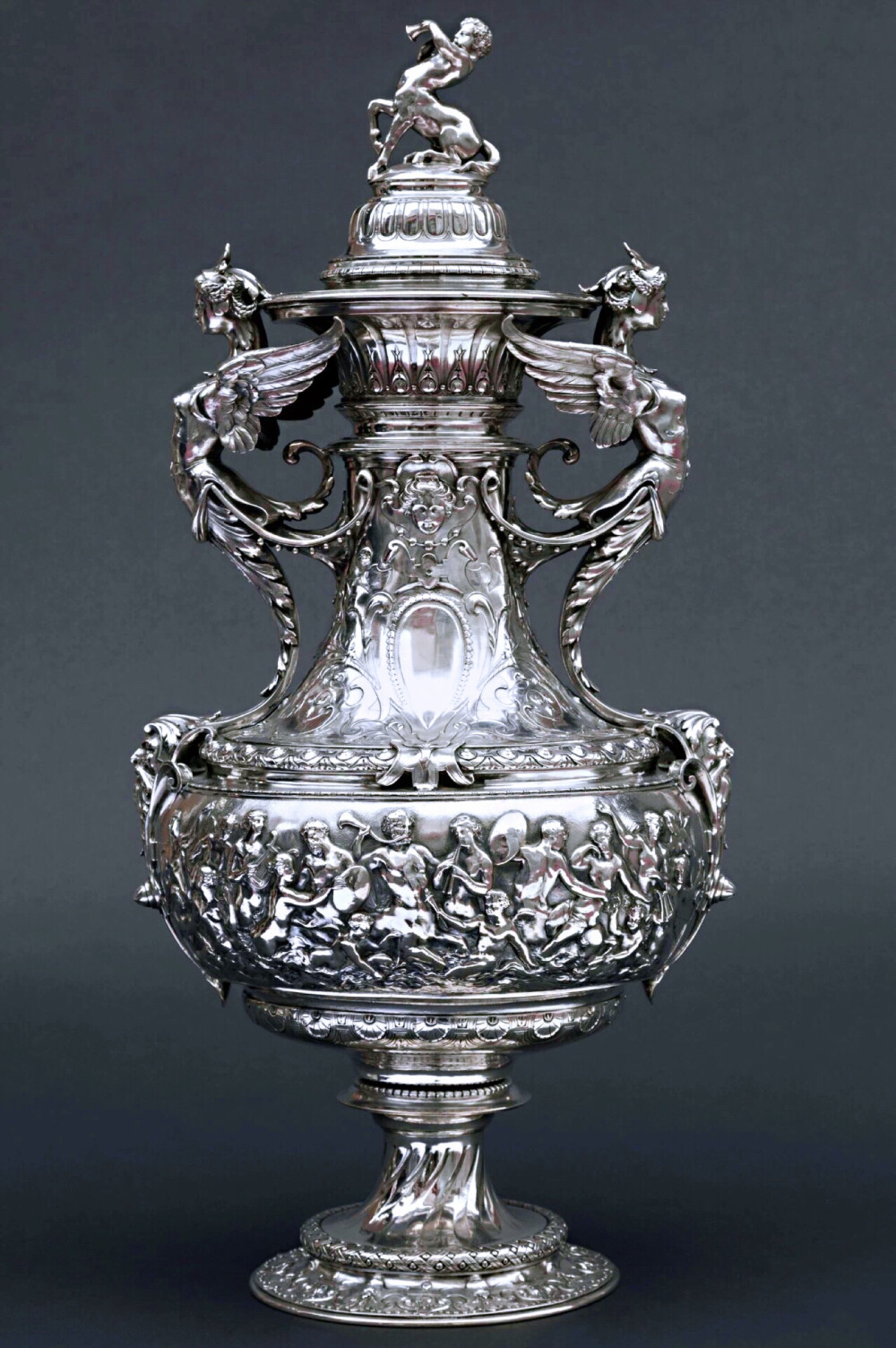 纯银奖杯由19世纪法国皇家御用银匠工坊奥迪欧与Froment-Meurice合作完成，为1870年代法国赛马会定制之作。与罗斯柴尔德家族成员藏品十分相似，曾为法国伯爵珍藏并在巴黎国际博览会上展出，是博物馆藏品级别的珍稀杰作。