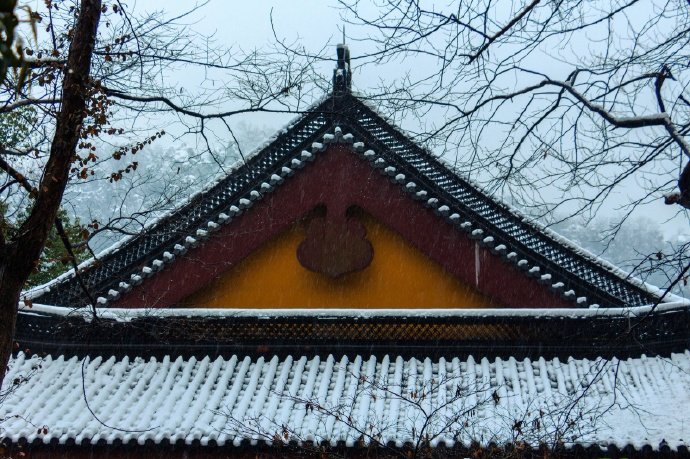 微风摇庭树，细雪下帘隙。萦空如雾转，凝阶似花积。------《咏雪》吴均