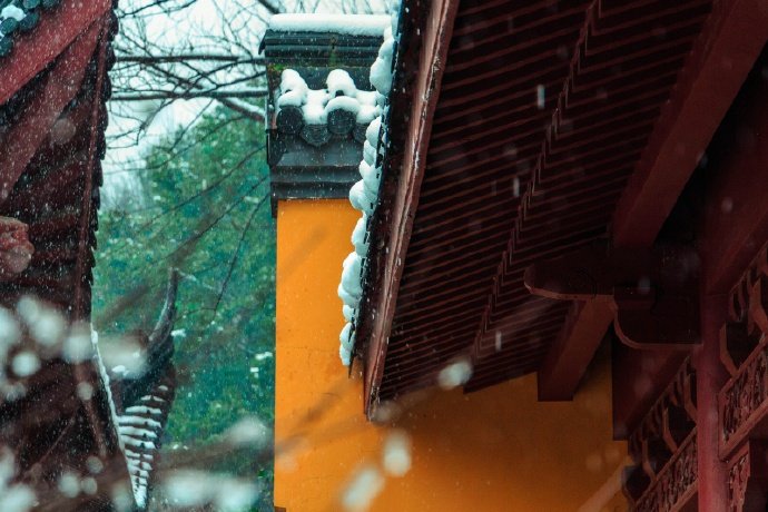 微风摇庭树，细雪下帘隙。萦空如雾转，凝阶似花积。------《咏雪》吴均