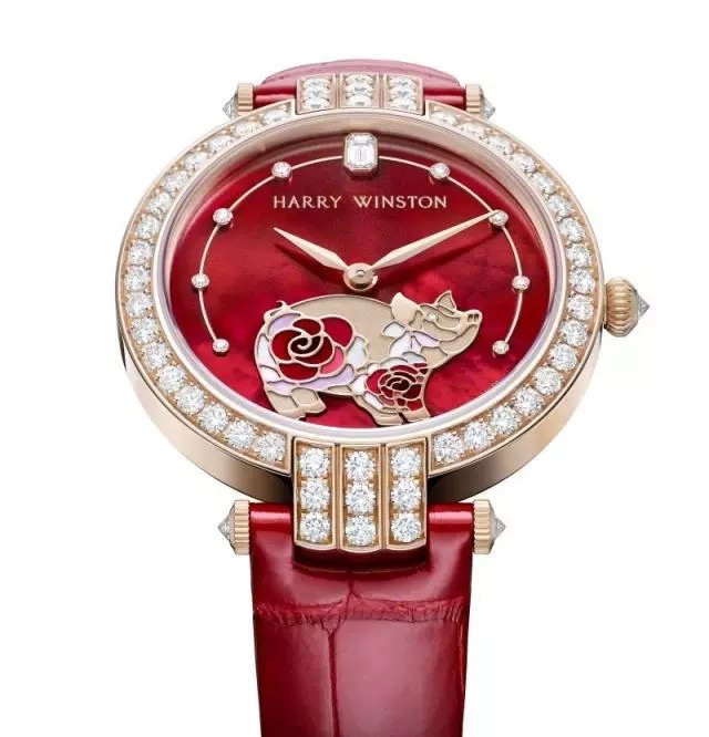 瑞温斯顿 Harry Winston 推出富有纪念意义的奢华玫瑰金卓时 Premier 系列36 毫米自动腕表，迎接农历己亥(猪)年来临。品牌以精湛的珍珠母贝镶嵌工艺，生动呈现活泼的小猪、绽放的荷花玉兰和鲜明的红色背景等设计元素，向博大精深的中华传统文化致以崇高的敬意。