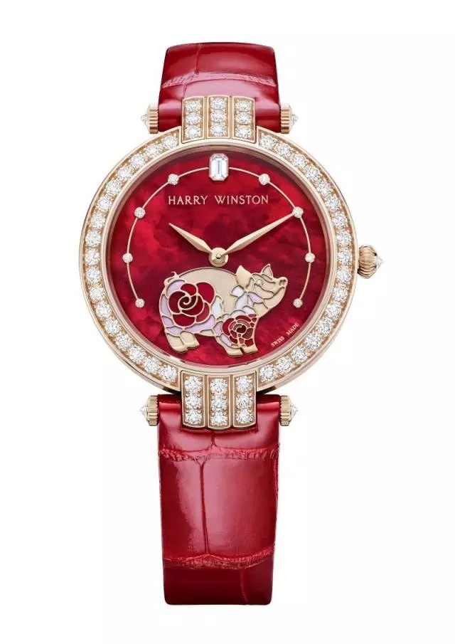 瑞温斯顿 Harry Winston 推出富有纪念意义的奢华玫瑰金卓时 Premier 系列36 毫米自动腕表，迎接农历己亥(猪)年来临。品牌以精湛的珍珠母贝镶嵌工艺，生动呈现活泼的小猪、绽放的荷花玉兰和鲜明的红色背景等设计元素，向博大精深的中华传统文化致以崇高的敬意。