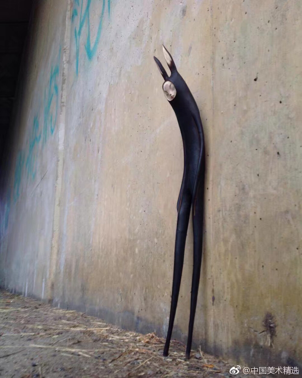 英国雕塑家塔克·波拉德（Tach Pollard）制作了超现实的，具象化的木雕，主要来自橡树根 ​