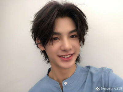 [黄明昊]
找图不易拿图点赞
四处找来的图呀
深吻草莓贤.