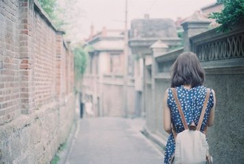 越是忙碌，就越是要小心生活的鸡零狗碎，不要被无谓的人事消耗，不要在生活的泥潭里打滚，要时刻清楚什么才是对自己最重要的事，谁才是对自己重要的人。保持专注，保持警惕，时间用在哪里，人生就在哪里。 —— 扶南