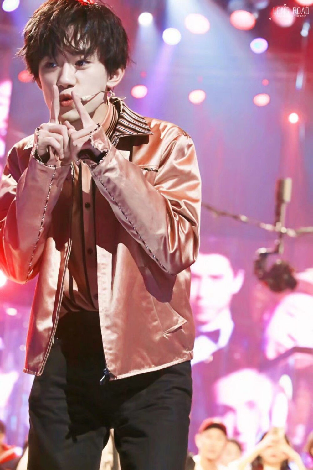 易烊千玺（大佬）壁纸
公众号：真酱的壁纸