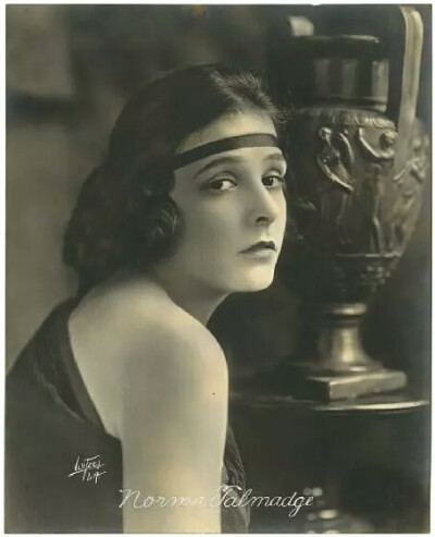 诺玛塔尔梅奇
Norma Talmadge 1893-1957年
美国默片女演员