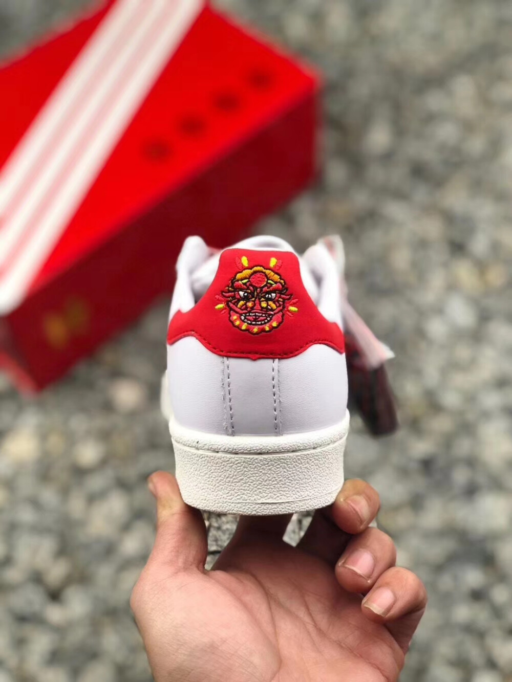 Adidas三叶草【头层软底】
CNY中国猪年限定图腾舞狮虎头男女贝壳头板鞋
“猪”年大吉！
“猪”事顺利！
头层软底！2019猪年限定红红火火