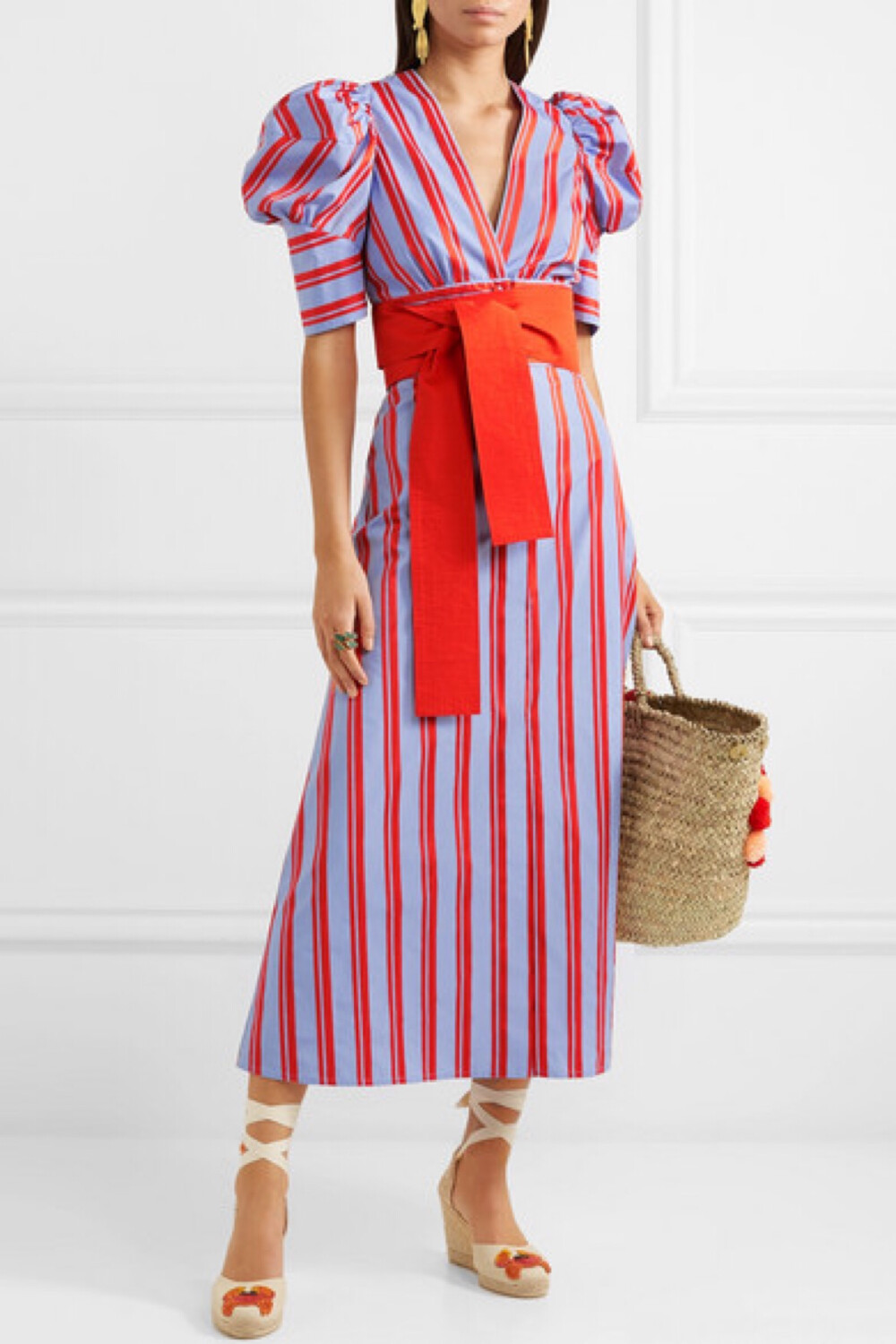 love" (来自热带的爱)系列将雨林里繁茂花草的色彩与惊艳出众的廓形有