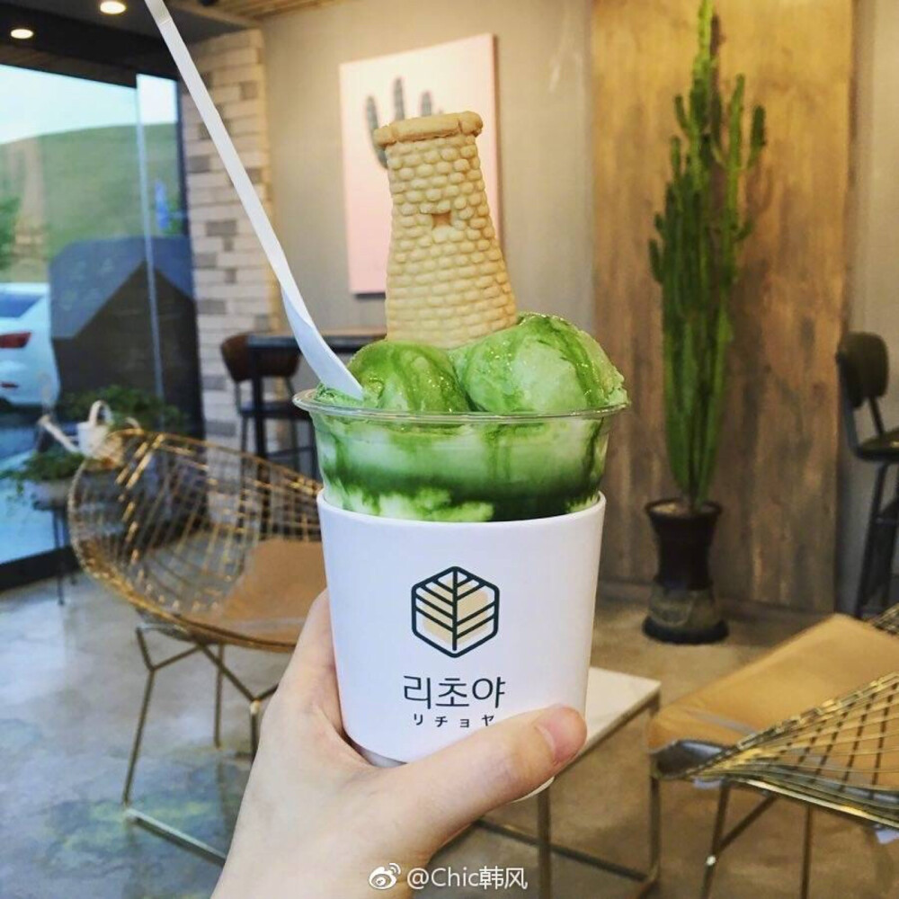 .
Foodie | 抹茶控不可错过的人气甜品店리초야
抹茶冰淇淋和曲奇倒扣在抹茶拿铁上
满满一杯冰爽香浓的味道在口中晕开
地址：庆州市 황남동 150-6 ​