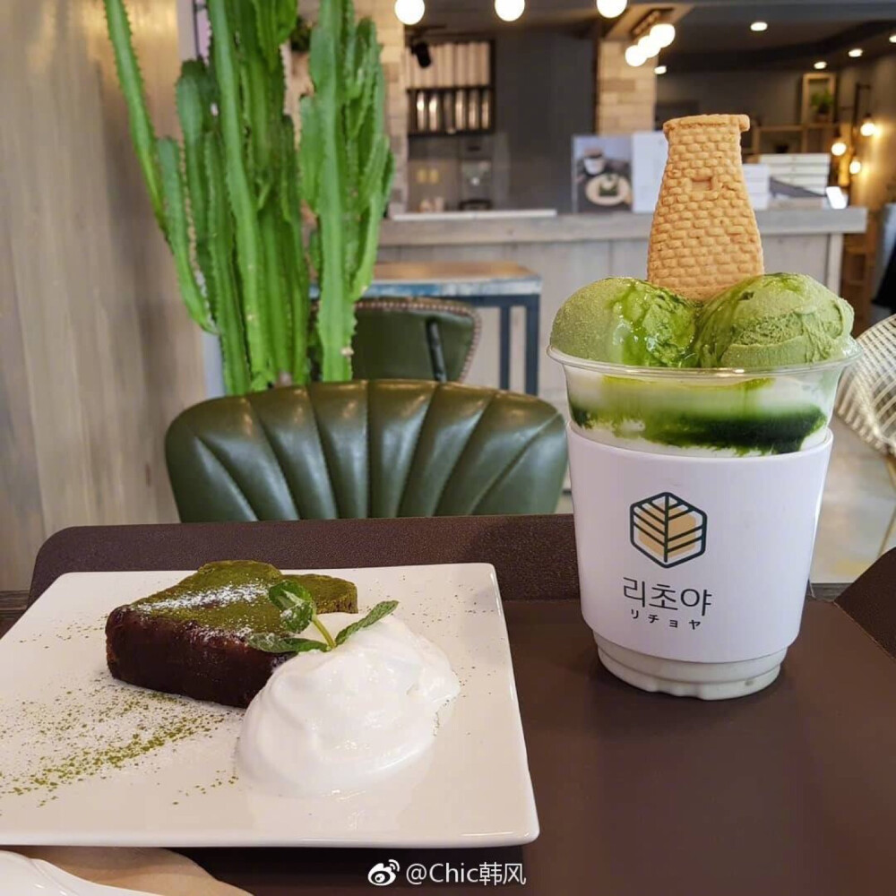 .
Foodie | 抹茶控不可错过的人气甜品店리초야
抹茶冰淇淋和曲奇倒扣在抹茶拿铁上
满满一杯冰爽香浓的味道在口中晕开
地址：庆州市 황남동 150-6 ​