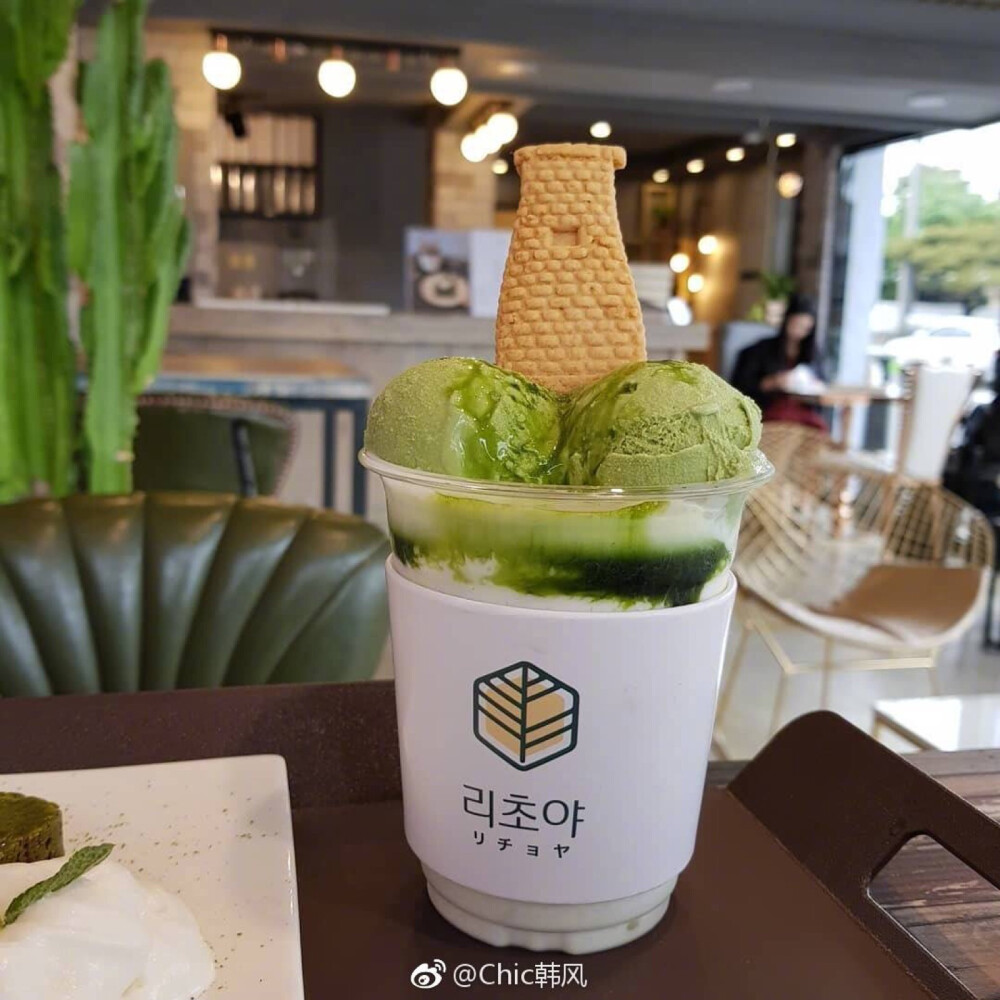 .
Foodie | 抹茶控不可错过的人气甜品店리초야
抹茶冰淇淋和曲奇倒扣在抹茶拿铁上
满满一杯冰爽香浓的味道在口中晕开
地址：庆州市 황남동 150-6 ​