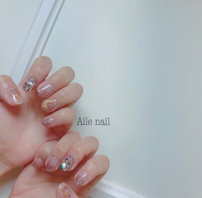 nails
