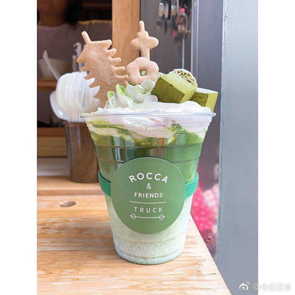 ROCCA＆FRIENDS TRUCK京都店的抹茶拿铁饮品，寺庙和鸟居的造型真的非?！熬┒肌绷恕?地址：京都府京都市東山区八坂上町370 ?