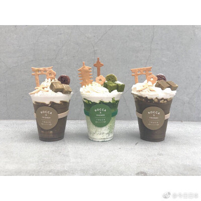 ROCCA＆FRIENDS TRUCK京都店的抹茶拿铁饮品，寺庙和鸟居的造型真的非?！熬┒肌绷恕?地址：京都府京都市東山区八坂上町370 ?