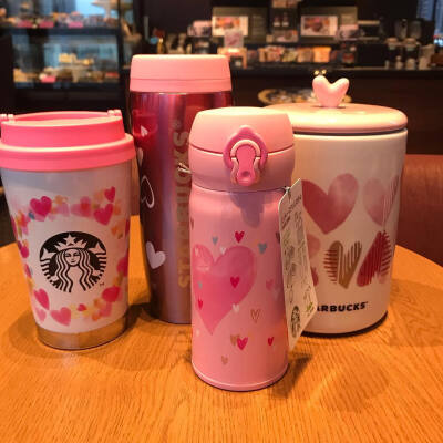 日本星巴克Starbucks 情人节限定系列 今日发售 #少女资讯# 粉色和爱心图案，超级少女心！(●°u°●) 这个系列还是很有灵魂了。 限定的草莓饮品据说也是年度最美味！(｡&gt;∀&lt;｡)