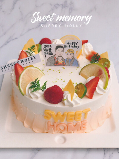 #SHERRY Molly家の下午茶#—『红丝绒cake』给老公订的生日cake～想要清新温馨一些哒 最重要的是想要一个一家三口的合影插牌 我觉得这款cake真的有点暖有点美呢 送给新手爸爸的最好祝福就是“给你一个温暖的家呀”～