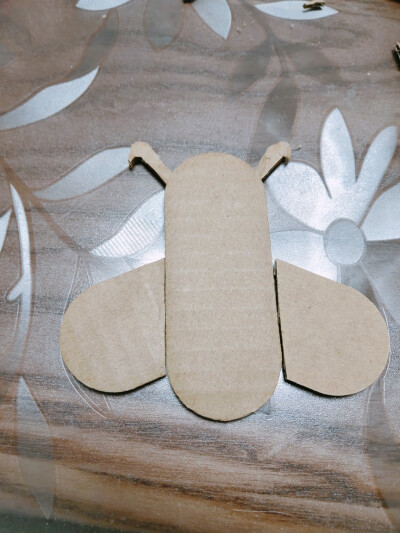 用的胶棒，小蜜蜂，下次试试牙签固定