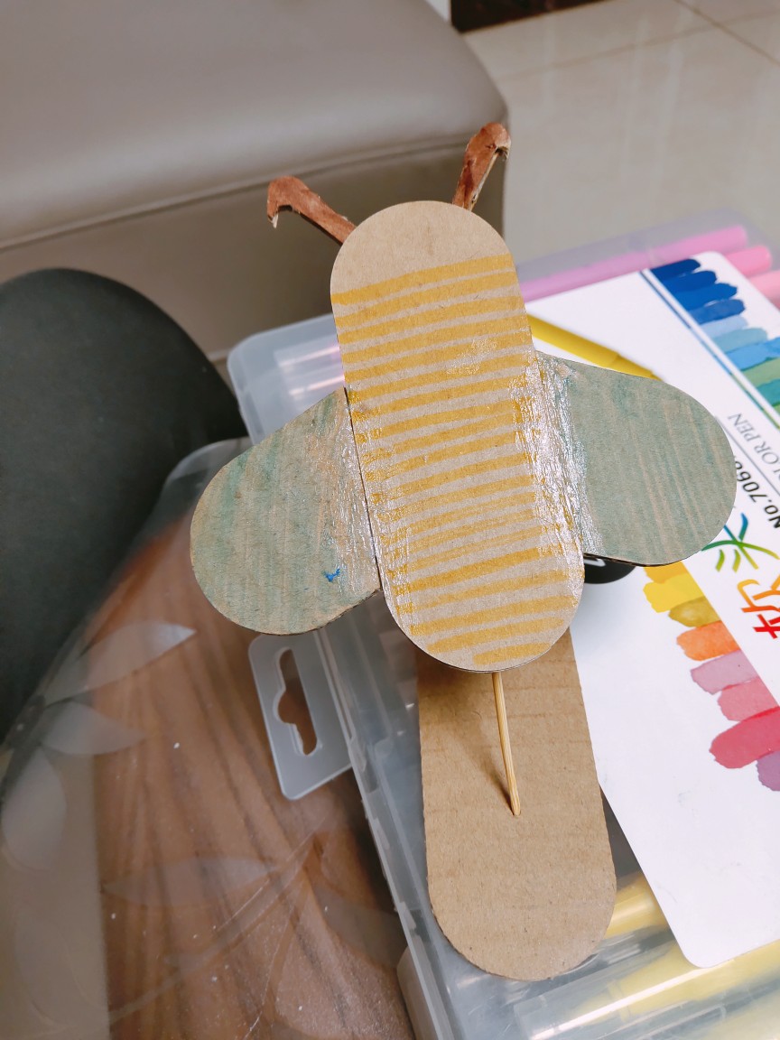 用的胶棒，小蜜蜂，下次试试牙签固定