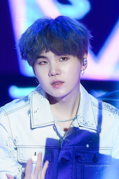 闵玧其 SUGA