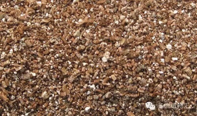 蛭  石：蛭石主要作用是增加土壤（介质）的通气性和保水性。因其易碎，随着使用时间的延长，容易使介质致密而失去通气性和保水性，所以粗的蛭石比细的使用时间长，且效果好。