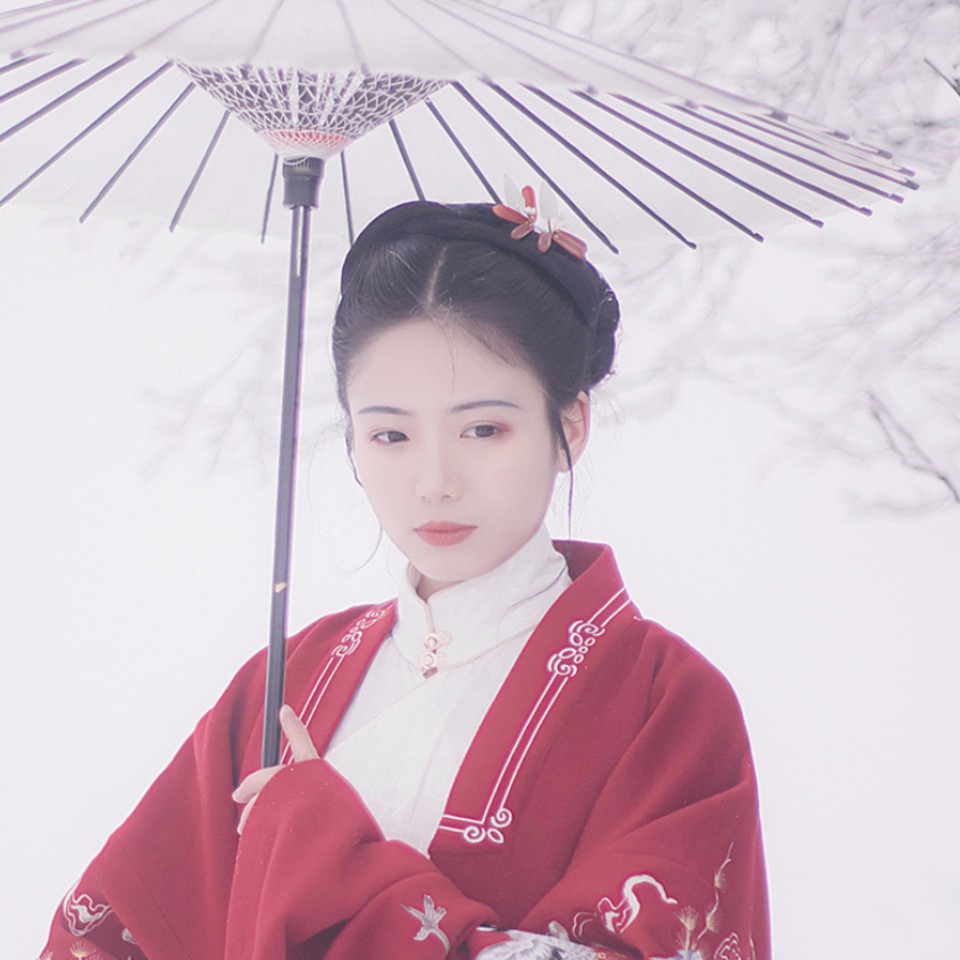 “风月入我，相思局。”
古风/汉服/女生头像