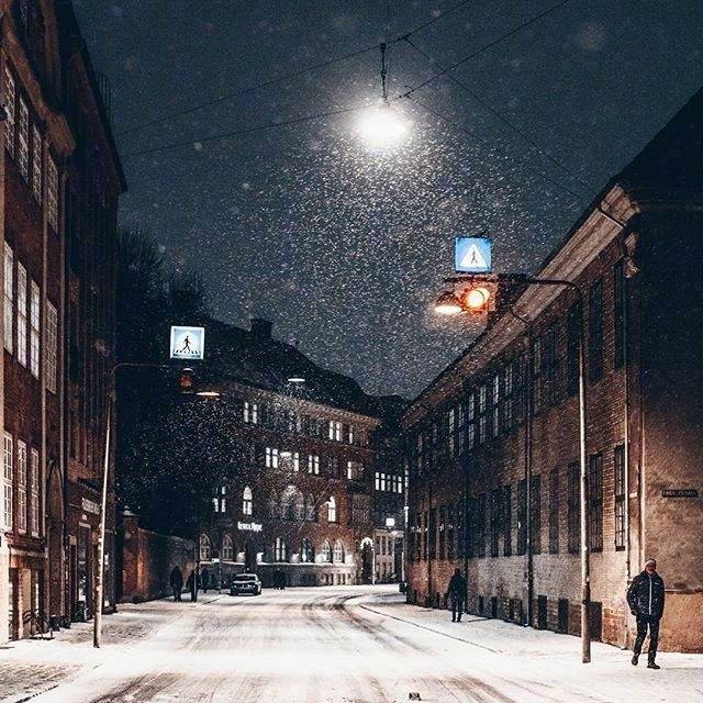 应是天仙狂醉，乱把白云揉碎。——李白《清平乐·画堂晨起》