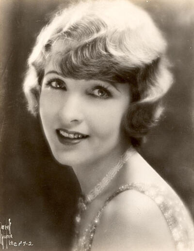 克莱尔温莎
Claire Windsor 1892-1972年
美国默片女演员