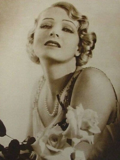 克莱尔温莎
Claire Windsor 1892-1972年
美国默片女演员