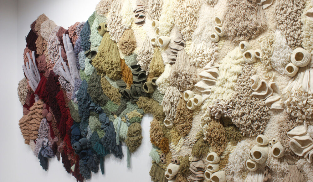 葡萄牙纺织艺术家 Vanessa Barragão 用回收的纱线手工制作了复杂的生态系统挂毯，描绘了水下世界的多样性。既有熟悉的蓝色和蓝绿色的海洋色调，也有朴实、柔和的颜色来描绘垂死的珊瑚礁。