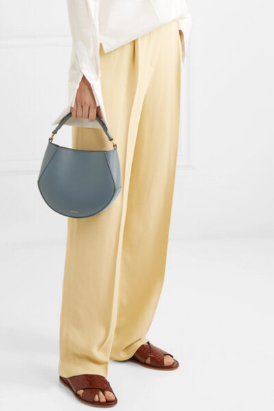 可别小看 Wandler 这款 “Corsa” 风格简约的单肩包，其高辨识度定能让旁人一眼认出它是品牌当今的畅销热款，令你的时尚指数飙升。单品采用光滑皮革制成，呈现品牌特有的蓝色底调炭灰色。宽敞包内可收纳卡夹、手机和…