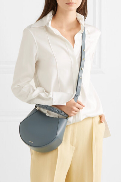 可别小看 Wandler 这款 “Corsa” 风格简约的单肩包，其高辨识度定能让旁人一眼认出它是品牌当今的畅销热款，令你的时尚指数飙升。单品采用光滑皮革制成，呈现品牌特有的蓝色底调炭灰色。宽敞包内可收纳卡夹、手机和…