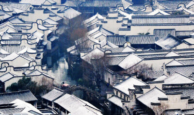 《脚印》
下雪了
记忆溜出雪地
那是我青春时节
年轻的脚印
深浅不一
是夭折的记忆
消失在远处的影子
与遗失在风中的爱情
岁月苍老了容颜
风已经枯萎
雪已经残破
脚印似已白发苍苍
文/（一诗一文）幽兰茹雪
2019.1…