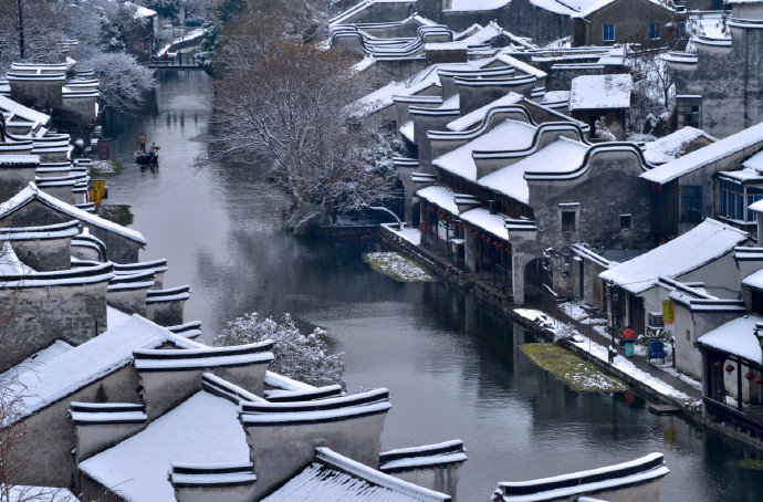 《脚印》
下雪了
记忆溜出雪地
那是我青春时节
年轻的脚印
深浅不一
是夭折的记忆
消失在远处的影子
与遗失在风中的爱情
岁月苍老了容颜
风已经枯萎
雪已经残破
脚印似已白发苍苍
文/（一诗一文）幽兰茹雪
2019.1.17晚