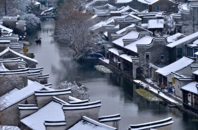 《脚印》
下雪了
记忆溜出雪地
那是我青春时节
年轻的脚印
深浅不一
是夭折的记忆
消失在远处的影子
与遗失在风中的爱情
岁月苍老了容颜
风已经枯萎
雪已经残破
脚印似已白发苍苍
文/（一诗一文）幽兰茹雪
2019.1…