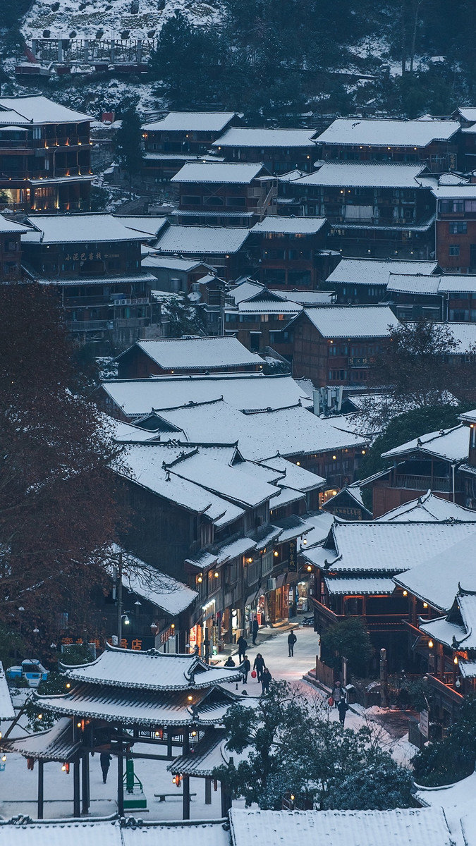 《脚印》
下雪了
记忆溜出雪地
那是我青春时节
年轻的脚印
深浅不一
是夭折的记忆
消失在远处的影子
与遗失在风中的爱情
岁月苍老了容颜
风已经枯萎
雪已经残破
脚印似已白发苍苍
文/（一诗一文）幽兰茹雪
2019.1.17晚