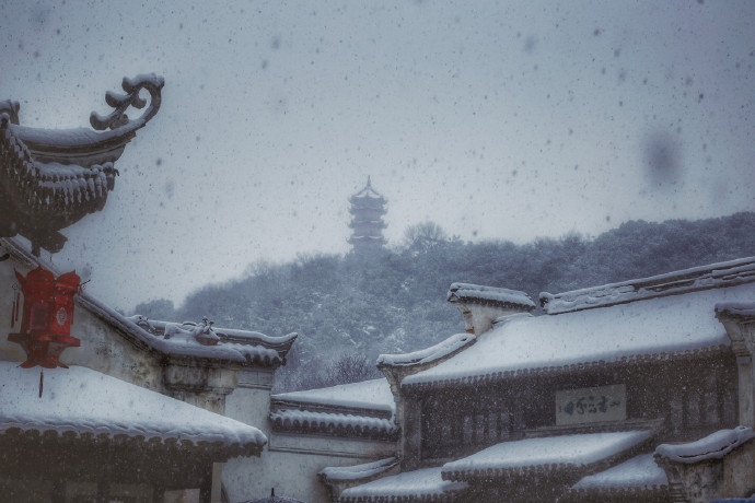 《脚印》
下雪了
记忆溜出雪地
那是我青春时节
年轻的脚印
深浅不一
是夭折的记忆
消失在远处的影子
与遗失在风中的爱情
岁月苍老了容颜
风已经枯萎
雪已经残破
脚印似已白发苍苍
文/（一诗一文）幽兰茹雪
2019.1.17晚