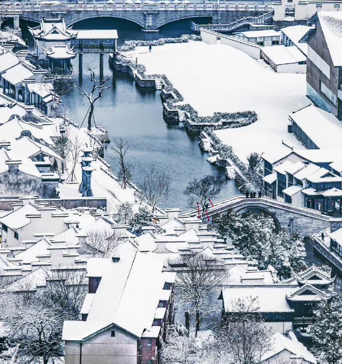 《脚印》
下雪了
记忆溜出雪地
那是我青春时节
年轻的脚印
深浅不一
是夭折的记忆
消失在远处的影子
与遗失在风中的爱情
岁月苍老了容颜
风已经枯萎
雪已经残破
脚印似已白发苍苍
文/（一诗一文）幽兰茹雪
2019.1.17晚