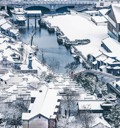 《脚印》
下雪了
记忆溜出雪地
那是我青春时节
年轻的脚印
深浅不一
是夭折的记忆
消失在远处的影子
与遗失在风中的爱情
岁月苍老了容颜
风已经枯萎
雪已经残破
脚印似已白发苍苍
文/（一诗一文）幽兰茹雪
2019.1…