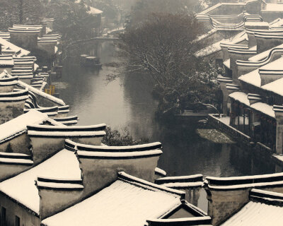 《脚印》
下雪了
记忆溜出雪地
那是我青春时节
年轻的脚印
深浅不一
是夭折的记忆
消失在远处的影子
与遗失在风中的爱情
岁月苍老了容颜
风已经枯萎
雪已经残破
脚印似已白发苍苍
文/（一诗一文）幽兰茹雪
2019.1…