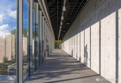 日本建筑大师安藤忠雄（Tadao Ando）将芝加哥一座上世纪初的四层砖楼，改造成了一座用于展览建筑与社交艺术的公共展览馆。#求是爱设计#